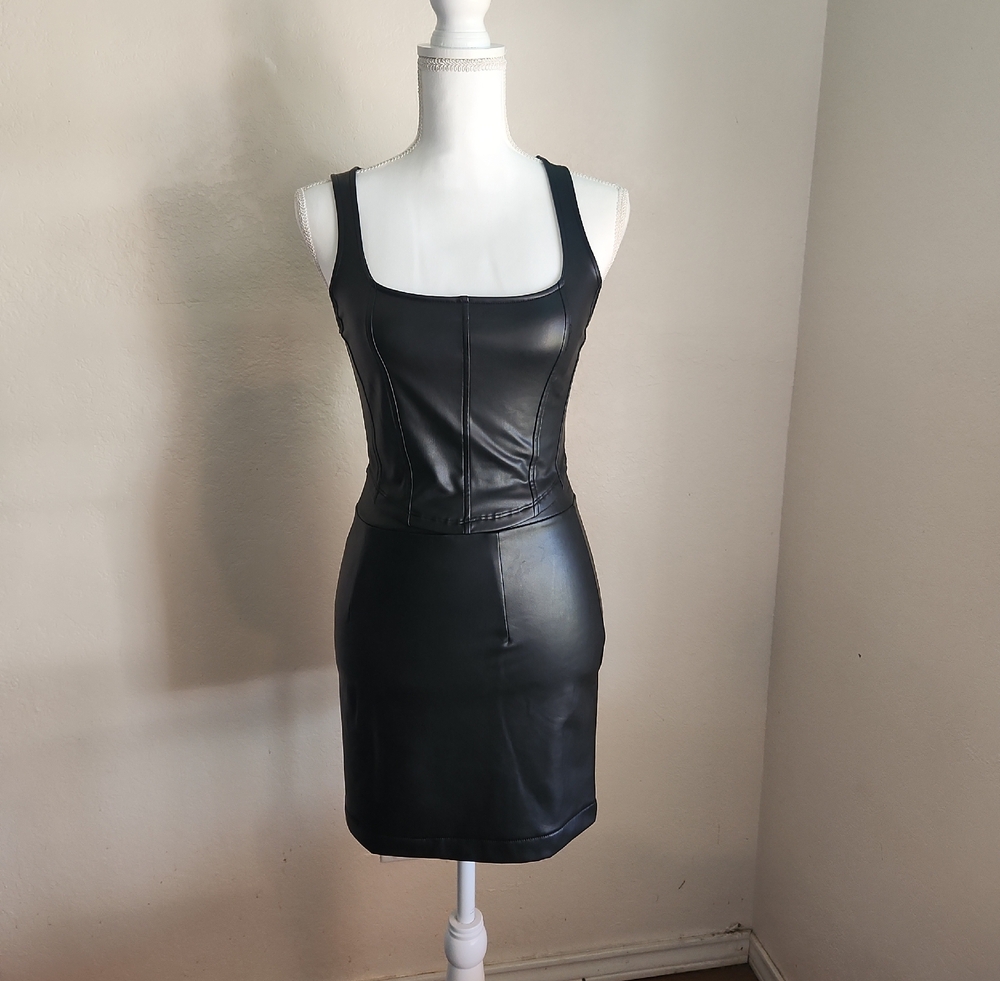 Olive & Oak Black Top with Crew Neck